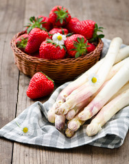 weisser Spargel und Erdbeeren