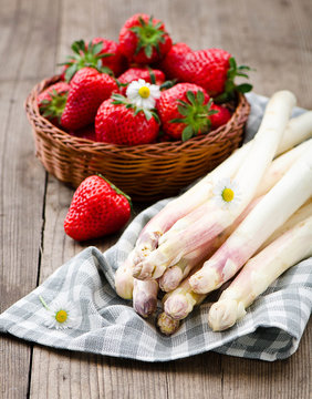 weisser Spargel und Erdbeeren