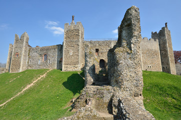 Framlingham castle with large wall © pauws99