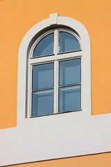 Obraz premium close up of window on orange wall