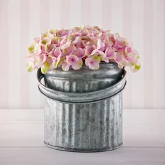 Store enrouleur Hortensia Fleurs d& 39 hortensia rose dans un seau en métal