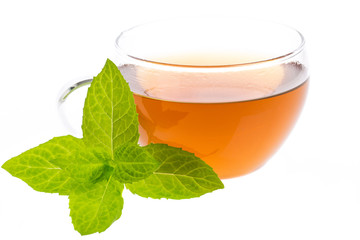 Pfefferminztee vor weizem Hintergrund