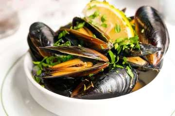 Foto auf Acrylglas Meeresfrüchte Muschel mit Weißwein