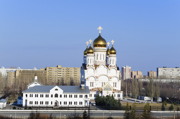 Fototapeta na wymiar Typisch Russisch-Orthodoxe Kirche (Russland, Stadt Toljatti)