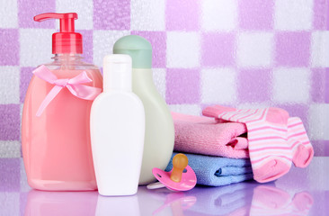 Obraz na płótnie Canvas Kosmetyki dla dzieci i ręczniki w łazience