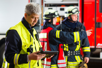 Fototapeta premium Feuerwehr - Einsatzplanung am Tablet-Computer