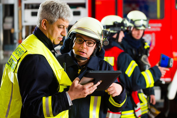 Naklejka premium Feuerwehr - Einsatzplanung am Tablet-Computer