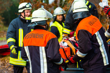 Naklejka premium Unfall - Feuerwehr beatmet Unfallopfer auf Trage