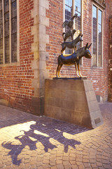 Die Bremer Stadtmusikanten in Bremen (Deutschland) am Abend.