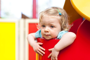 Fototapeta na wymiar Kind auf Klettergerüst