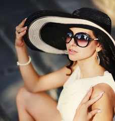 Obraz premium young summer girl wearing a hat