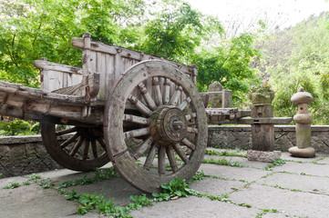 Fototapeta na wymiar Wooden ancient carriage