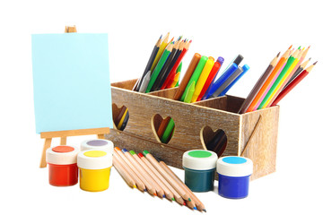 Obraz premium Different pencils in wooden crate, paints and easel, isolated