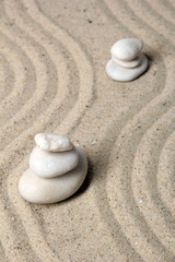 Fototapeta na wymiar Ogród zen z raked piasku i okrągłe kamienie zamknąć