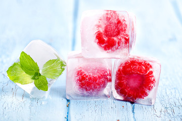 Himbeeren und Minze im Eiswürfel