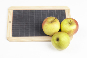 Drei Äpfel und Schiefertafel