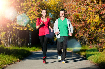 Obraz premium Young man and woman running