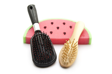 Verschiedene Haarbürsten mit Badeschwamm
