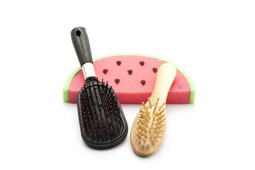Verschiedene Haarbürsten mit Badeschwamm