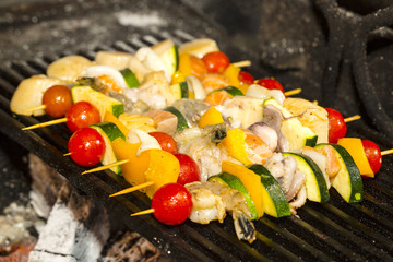 Запекание шашлыков из морепродуктов на гриле © lester120