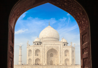 Fototapeta na wymiar Taj Mahal przez łuk, Agra, Indie