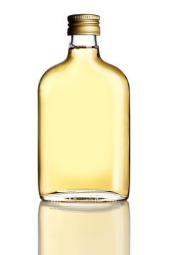Flachmann mit Schnaps isoliert