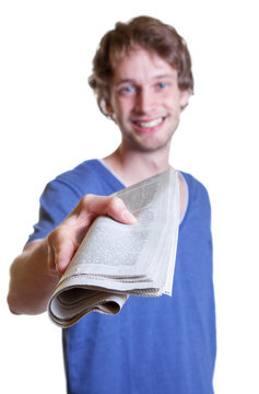 Junger Mann reicht die Tageszeitung