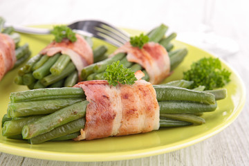 green bean wrapped in bacon