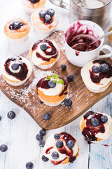 Blaubeermuffins mit Cremehäubchen