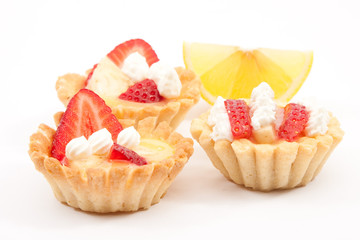Tart with cream and fruits