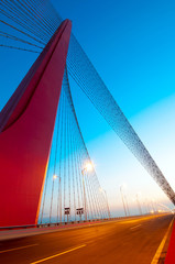 Obraz premium the night of modern bridge, the lights formed a line.