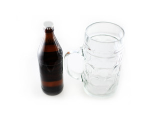 Bierflasche und Bierkrug