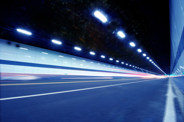 Fototapeta na wymiar Streszczenie prędkość ruchu miejskiego w tunelu drogowego autostrady