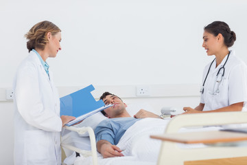 Doctors explaining the symptoms to a patient