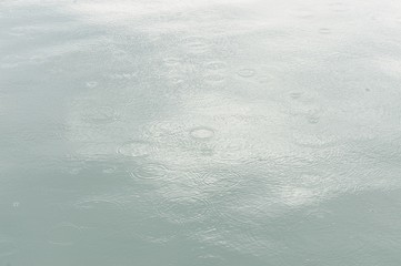 Lluvia en agua de mar