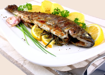 Gegrillte ganze Forelle mit Kartoffeln, Zitrone und Knoblauch