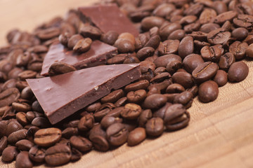 Kaffeebohnen und Schokolade