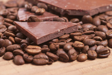 Kaffeebohnen und Schokolade