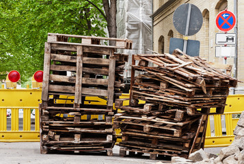 Paletten aus Holz auf einer Baustelle