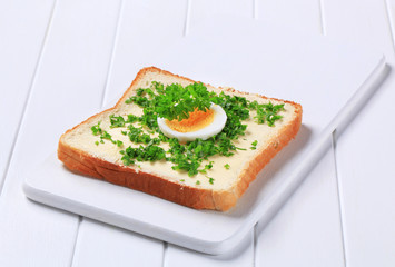 Bread with butter and chopped parsley
