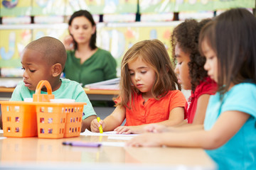 Obraz premium Group Of Elementary Age Children In Art Class With Teacher