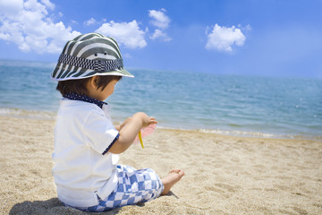 夏の海で遊ぶ子供