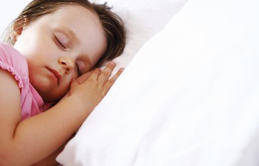 Obraz na płótnie Canvas Little girl sleeping peacefully in bed
