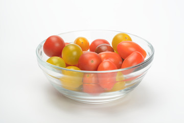 Tomates variados en un bol de cristal