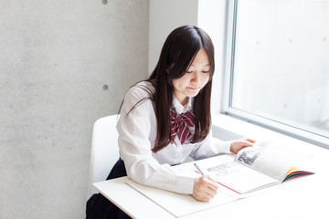 勉強する女子学生