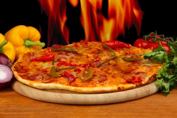 Foto op Plexiglas Lekkere pepperoni pizza met groenten © Africa Studio