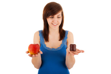 Die junge Frau wählt zwischen gesund und ungesund