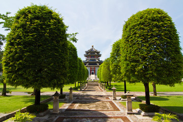 Fototapeta na wymiar Pathway in chinese temple