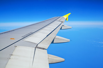 Fototapeta na wymiar Flugzeugtragfläche bei blauem Himmel