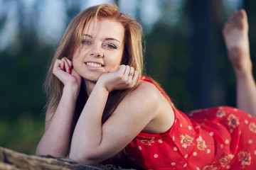 Naklejka premium Girl lying on a log